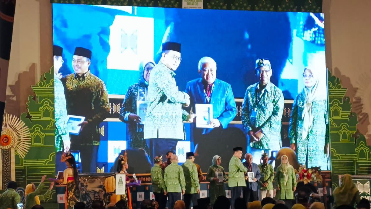 Din Syamsuddin terima ICMI Award dalam Bidang Pendidikan, Kemanusiaan, dan Perdamaian Dunia.